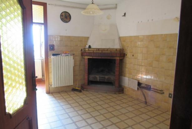 3 bedroom, habitable town house 7km to the beach with sun terrace and character and amazing mountain views. 6