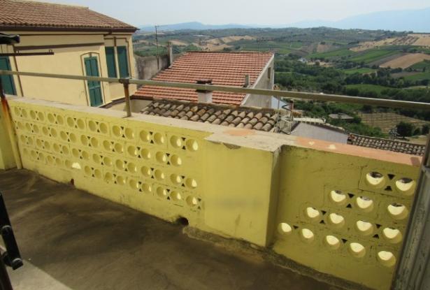 3 bedroom, habitable town house 7km to the beach with sun terrace and character and amazing mountain views. 0