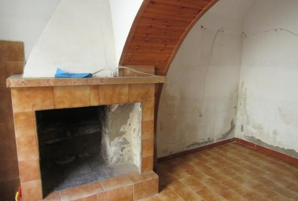 3 bedroom, habitable town house 7km to the beach with sun terrace and character and amazing mountain views. 13