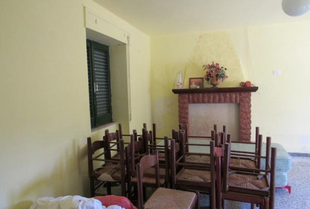 6 bedroom, 5 bathroom detached countryside cottage with outbuilding and 3000sqm of olive grove. 8
