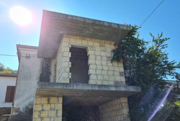 Beach condo, 3km to the coastline, partially built with garden, terrace and open views. 2