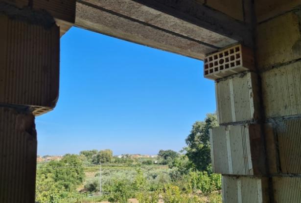 Beach condo, 3km to the coastline, partially built with garden, terrace and open views. 5