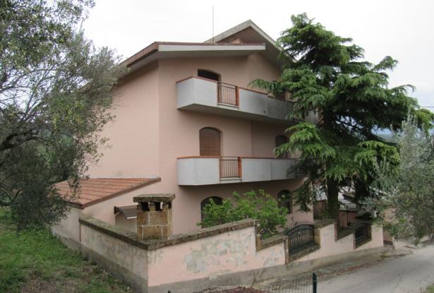 Complete block of 3 nicely finished flats with 300sqm of garden in a panoramic and peaceful Spot. 1