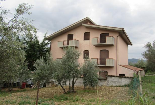 Complete block of 3 nicely finished flats with 300sqm of garden in a panoramic and peaceful Spot. 0