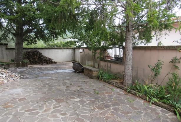 Complete block of 3 nicely finished flats with 300sqm of garden in a panoramic and peaceful Spot. 2