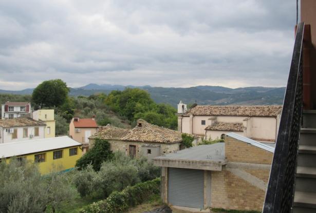 Complete block of 3 nicely finished flats with 300sqm of garden in a panoramic and peaceful Spot. 5
