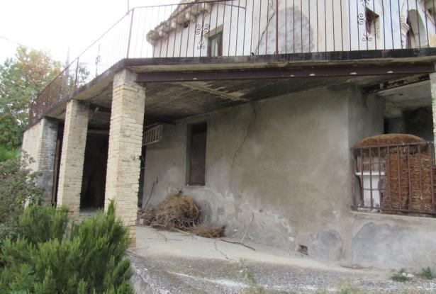 150sqm country house with 2 spacious terraces in a panoramic position and full of character with garden and garage. 2