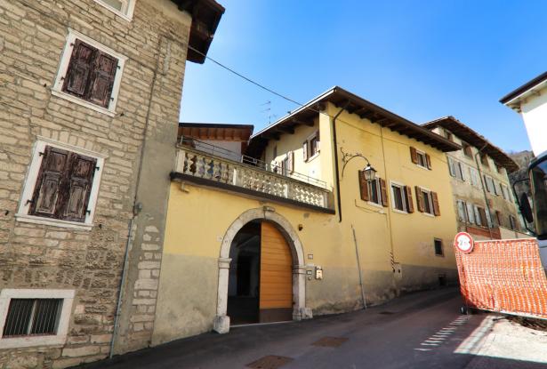Varignano-Arco, historical centre, semi-detached house 0