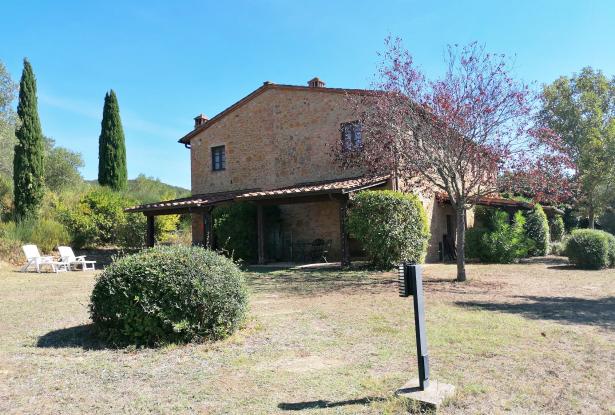 Apartment on two levels with garden and swimming pool near Castelfalfi 1