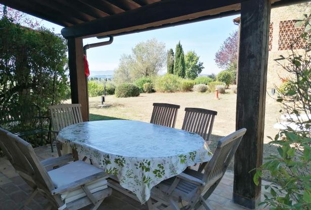 Apartment on two levels with garden and swimming pool near Castelfalfi 4