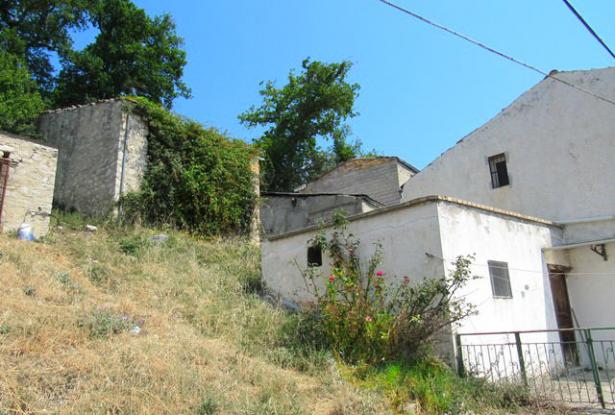 Town house with barn and garden and open , beautiful views. 2