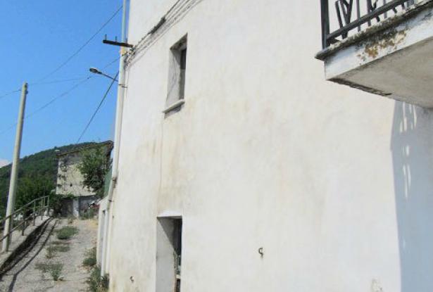 Town house with barn and garden and open , beautiful views. 3