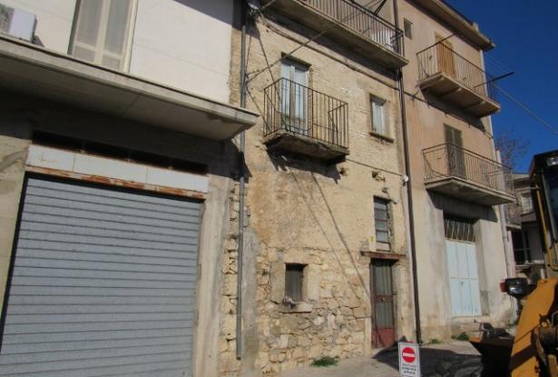 Town house divided into 2 habitable apartments with amazing views and sun terrace. 1