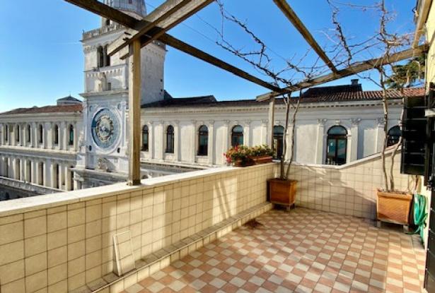Padua city squares. Stunning top floor apartment, with large terraces and unique views. Ref.58a 1