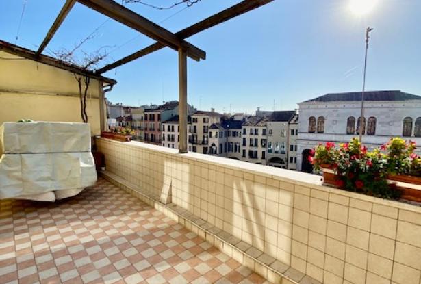 Padua city squares. Stunning top floor apartment, with large terraces and unique views. Ref.58a 2
