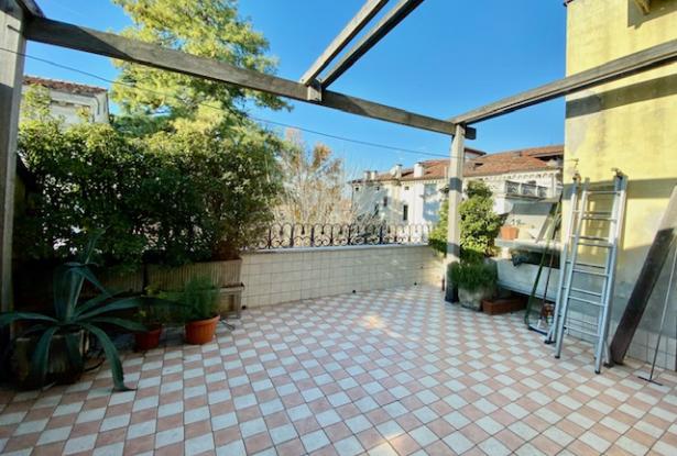 Padua city squares. Stunning top floor apartment, with large terraces and unique views. Ref.58a 6