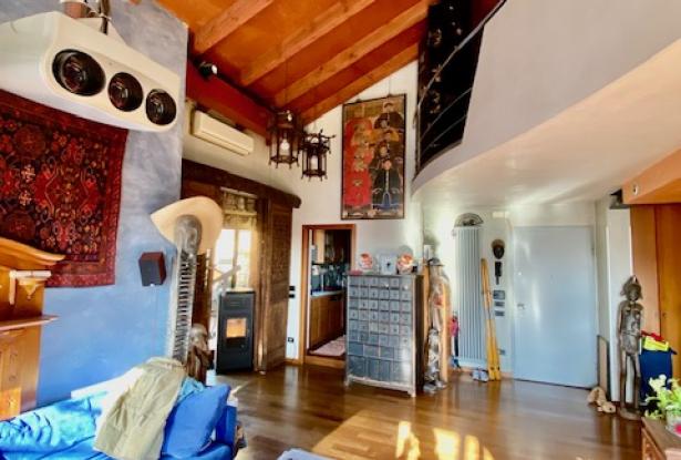 Padua city squares. Stunning top floor apartment, with large terraces and unique views. Ref.58a 9