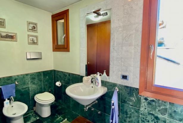 Padua city squares. Stunning top floor apartment, with large terraces and unique views. Ref.58a 11