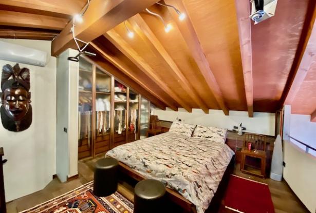 Padua city squares. Stunning top floor apartment, with large terraces and unique views. Ref.58a 13