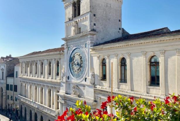 Padua city squares. Stunning top floor apartment, with large terraces and unique views. Ref.58a 0
