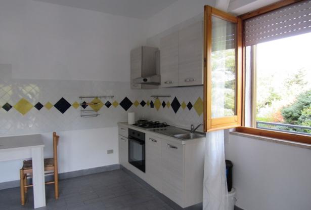 Nicely renovated studio flat on the first floor in a lively, modern part of historic Guardiagrele. 12