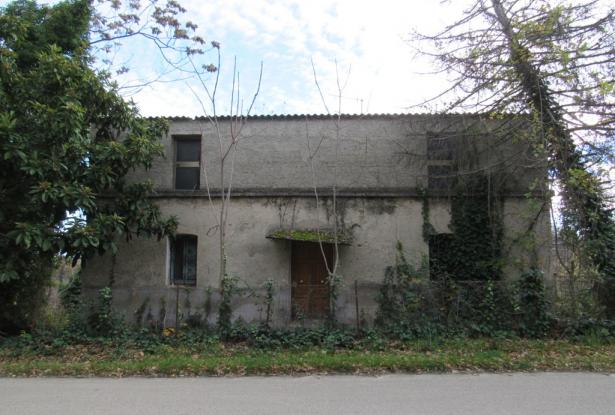 Detached, countryside stone property with easy access, 500sqm of garden, barn and 1km to town. 1