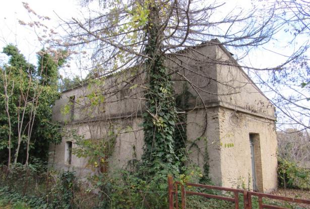Detached, countryside stone property with easy access, 500sqm of garden, barn and 1km to town. 2