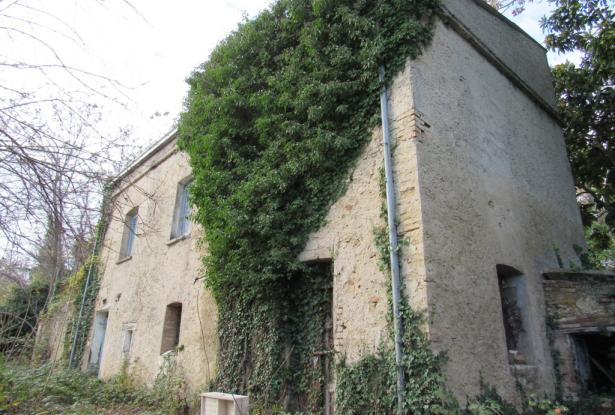 Detached, countryside stone property with easy access, 500sqm of garden, barn and 1km to town. 4