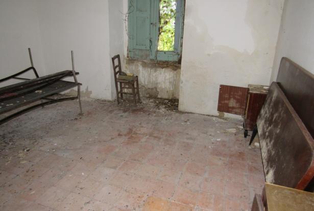 Detached, countryside stone property with easy access, 500sqm of garden, barn and 1km to town. 6