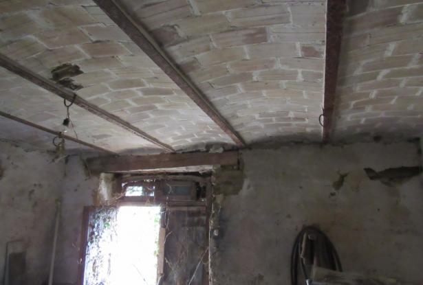Detached, countryside stone property with easy access, 500sqm of garden, barn and 1km to town. 9