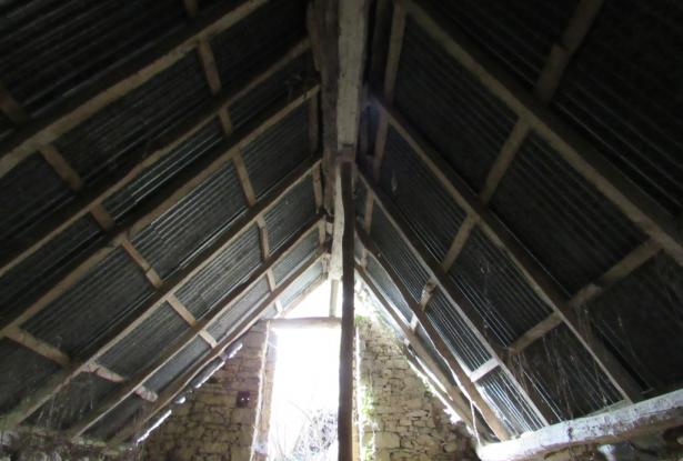 Detached, countryside stone property with easy access, 500sqm of garden, barn and 1km to town. 10