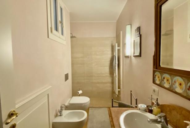 bathroom (2nd floor) Padua- historic centre. Stunning 2 bedroom apartment . Ref.48a 10