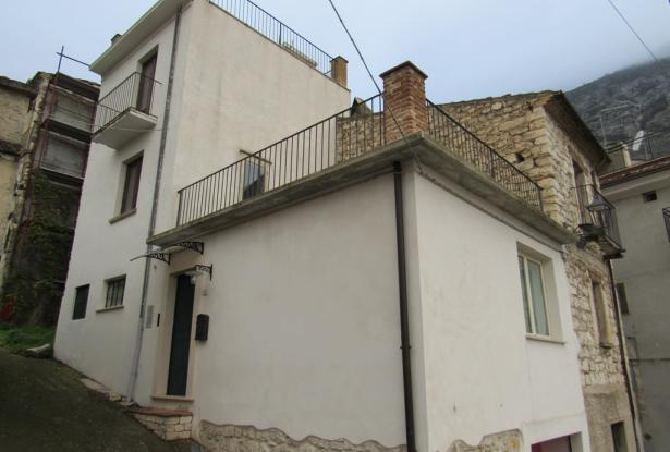 Finished, town house with 2 spacious terraces, garage and open views and 2 bedrooms in the Abruzzo pasta valley. 0