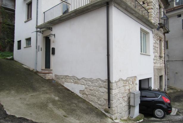 Finished, town house with 2 spacious terraces, garage and open views and 2 bedrooms in the Abruzzo pasta valley. 6