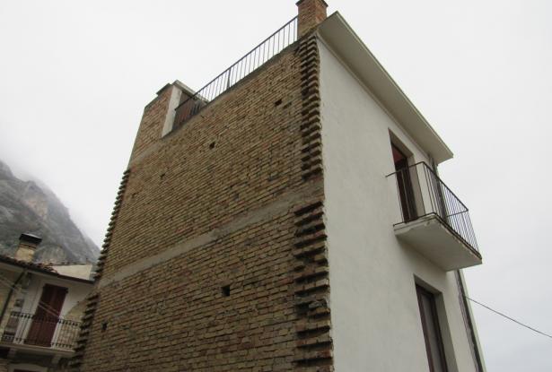 Finished, town house with 2 spacious terraces, garage and open views and 2 bedrooms in the Abruzzo pasta valley. 5