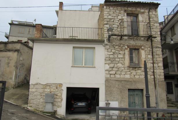 Finished, town house with 2 spacious terraces, garage and open views and 2 bedrooms in the Abruzzo pasta valley. 4
