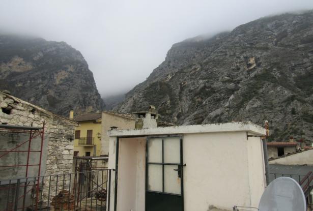Finished, town house with 2 spacious terraces, garage and open views and 2 bedrooms in the Abruzzo pasta valley. 2