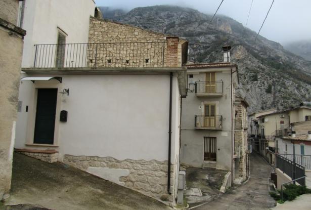 Finished, town house with 2 spacious terraces, garage and open views and 2 bedrooms in the Abruzzo pasta valley. 1