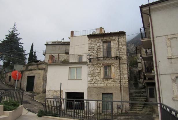 Finished, town house with 2 spacious terraces, garage and open views and 2 bedrooms in the Abruzzo pasta valley. 13