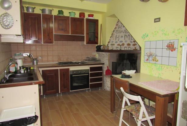 Finished, town house with 2 spacious terraces, garage and open views and 2 bedrooms in the Abruzzo pasta valley. 9