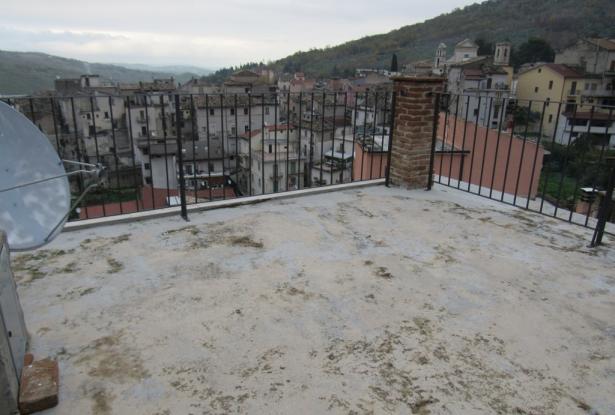 Finished, town house with 2 spacious terraces, garage and open views and 2 bedrooms in the Abruzzo pasta valley. 7