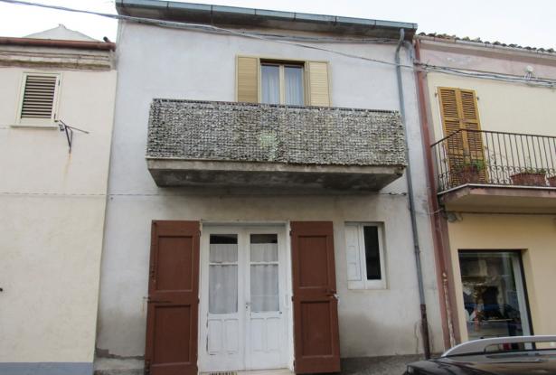 5 bedroom, habitable, town house 10 minutes to the beach easily converted to 3 apartments. 1