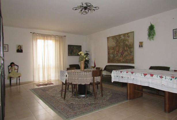 5 bedroom, habitable, town house 10 minutes to the beach easily converted to 3 apartments. 3