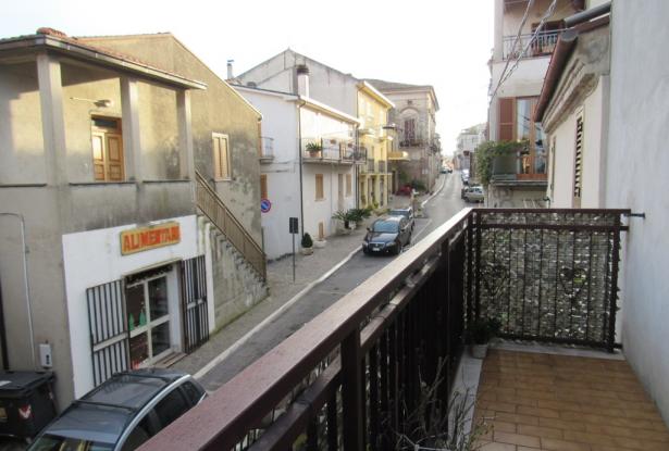 5 bedroom, habitable, town house 10 minutes to the beach easily converted to 3 apartments. 4
