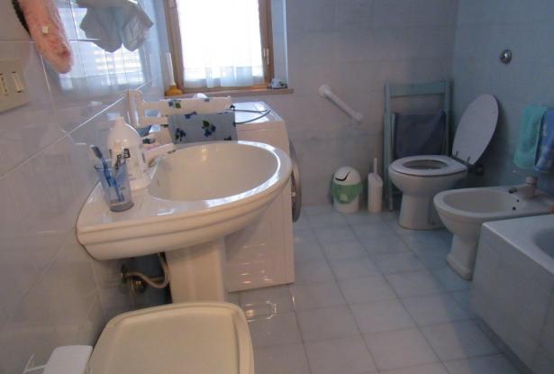 5 bedroom, habitable, town house 10 minutes to the beach easily converted to 3 apartments. 5