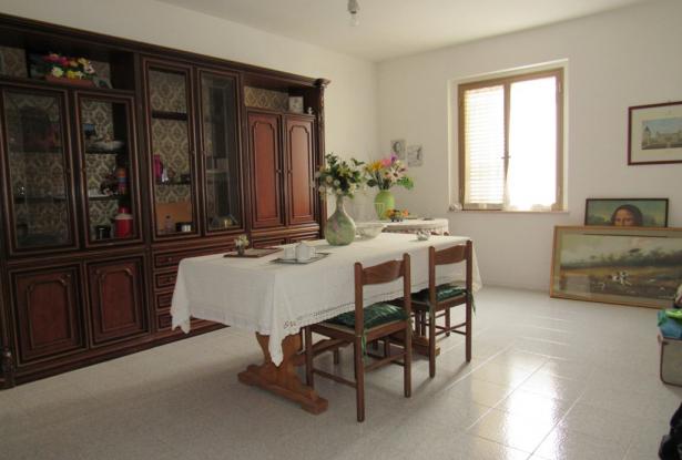 5 bedroom, habitable, town house 10 minutes to the beach easily converted to 3 apartments. 0