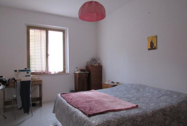 5 bedroom, habitable, town house 10 minutes to the beach easily converted to 3 apartments. 6