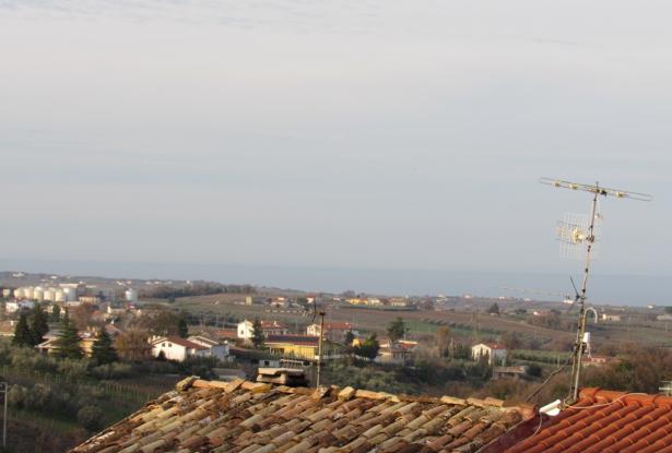 5 bedroom, habitable, town house 10 minutes to the beach easily converted to 3 apartments. 7