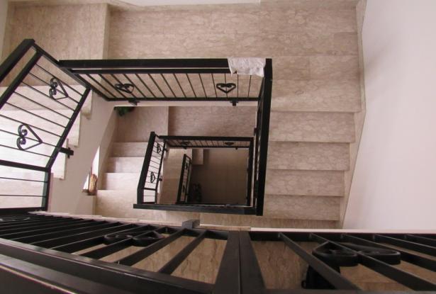 5 bedroom, habitable, town house 10 minutes to the beach easily converted to 3 apartments. 8