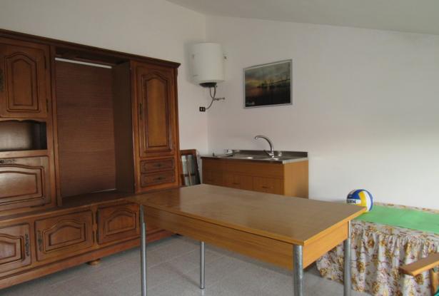 5 bedroom, habitable, town house 10 minutes to the beach easily converted to 3 apartments. 9